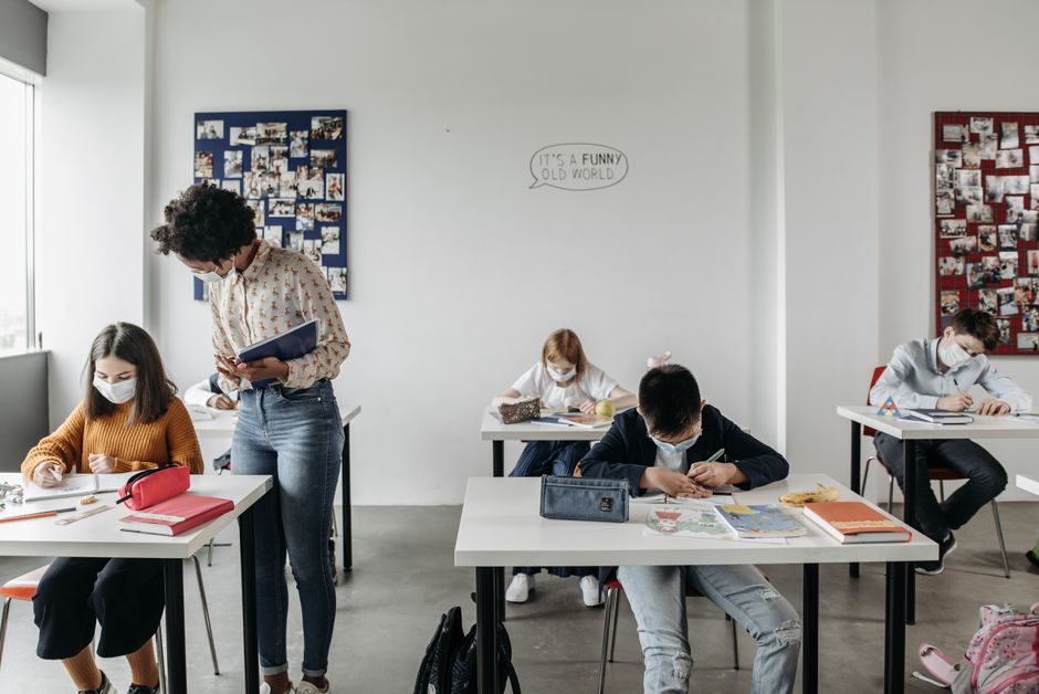 Como a pandemia afetou as aulas presenciais no Brasil em 2026: impactos e desafios