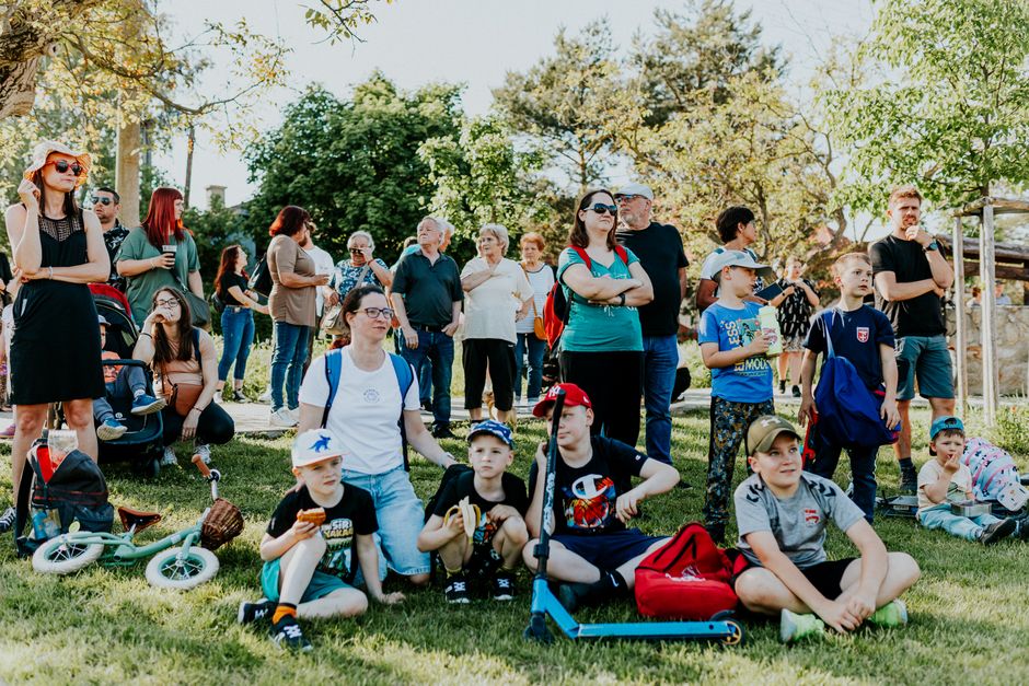Grupo de famílias e crianças reunidas ao ar livre em um dia de lazer, refletindo momentos de convivência e diversão na natureza.