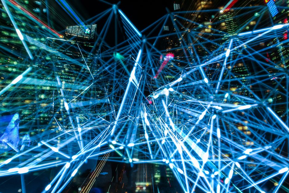 Ilustrações de linhas de energia e conexões luminosas representando tecnologia avançada e inovação digital no ambiente urbano.