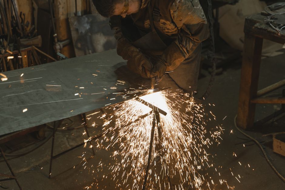 Como aprender técnicas de corte e dobra de metais em 2026: guia completo