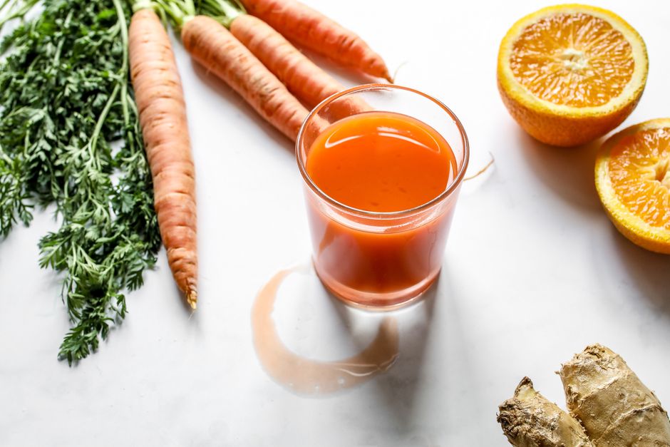 Imagem de um suco de cenoura com laranja e gengibre, destacado como uma opção saudável e natural de bebida.