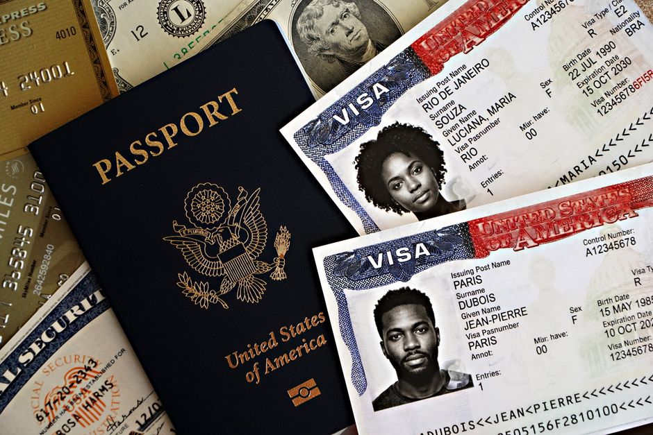 Imagem de um passaporte dos Estados Unidos ao lado de passaportes com vistos, passagens aéreas e dinheiro, simbolizando viagem internacional e burocracia.
