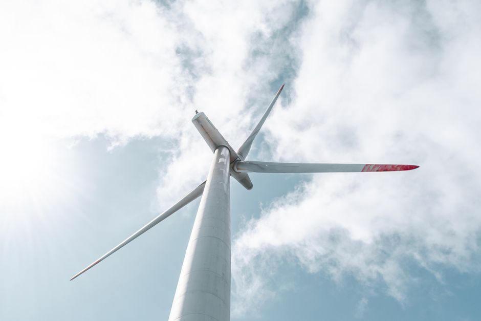 Torre de turbina eólica simbolizando energia renovável e sustentabilidade ambiental.
