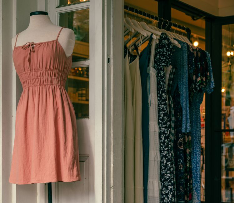 maniquê e roupas femininas de verão expostas em uma vitrine de loja, capturando o conceito de moda e vestuário feminino
