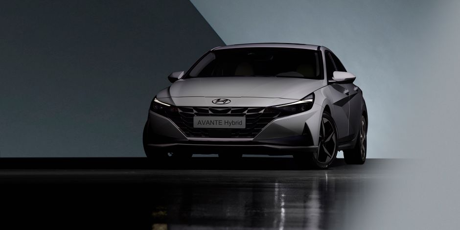 Imagem de um carro híbrido da Hyundai apresentado em um ambiente de estúdio, destacando inovação e tecnologia automotiva.