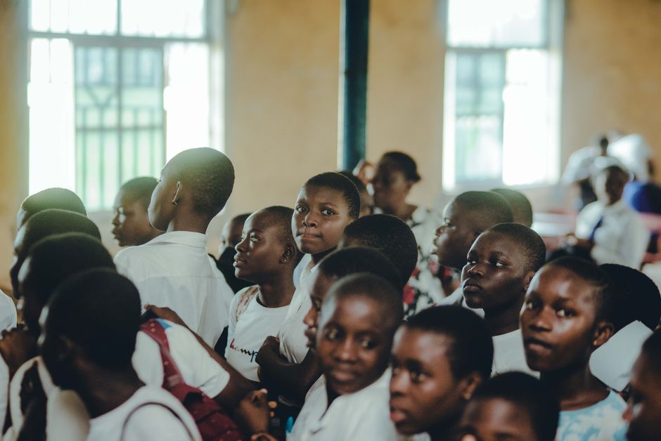 Como controlar a frequência dos alunos na escola em 2026: Guia completo e prático