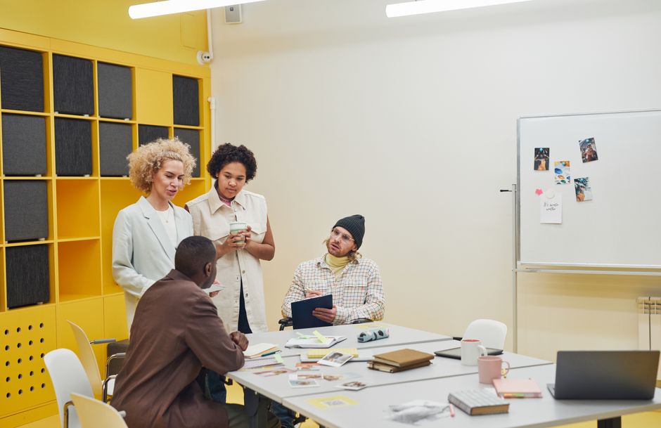 Grupo de colegas em reunião de brainstorming em um ambiente de escritório moderno e bem iluminado.