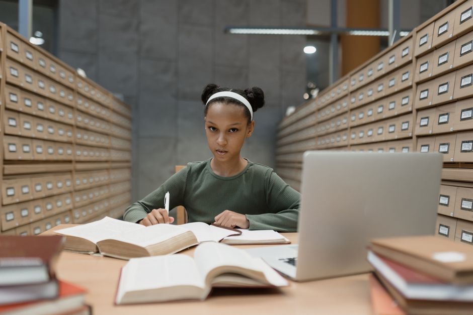 Como encontrar fontes confiáveis para trabalhos escolares em 2026: guia completo