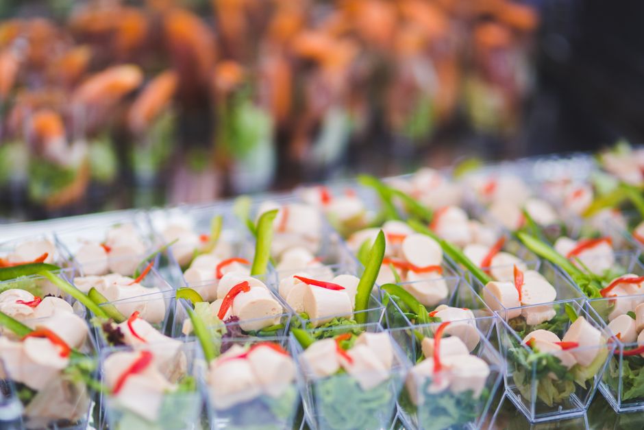 Imagem de aperitivos sofisticados em porções individuais, ideal para eventos sociais ou festas de casamento.