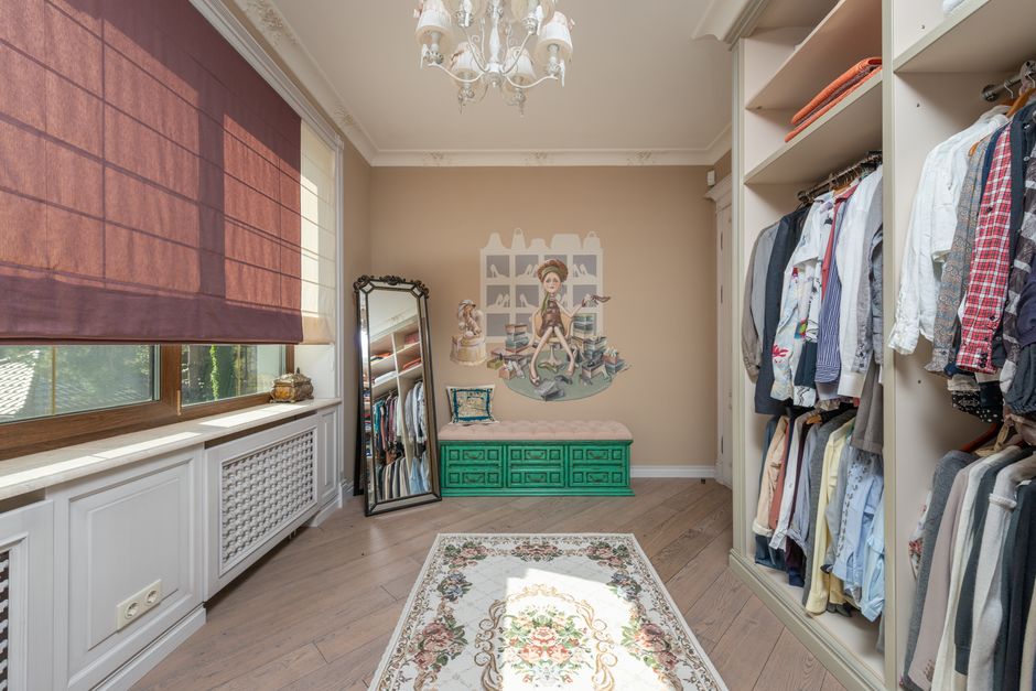 Quarto com armário organizado, decoração infantil e espelho de corpo inteiro, ideal para um blog sobre organização de quartos e decoração de ambientes para crianças.