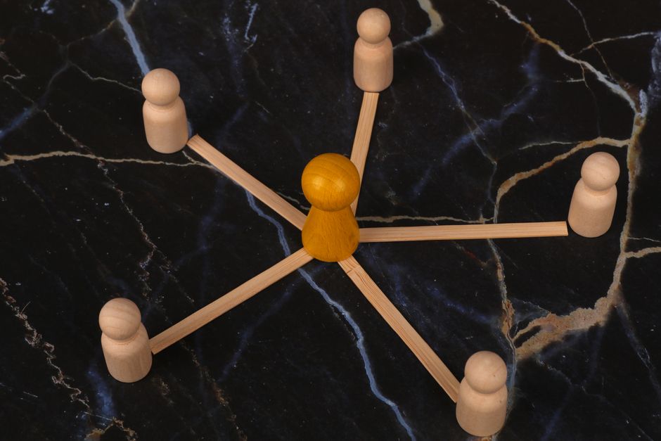 Imagem que representa a colaboração e conexão entre pessoas no contexto de negócios ou gestão de equipes.