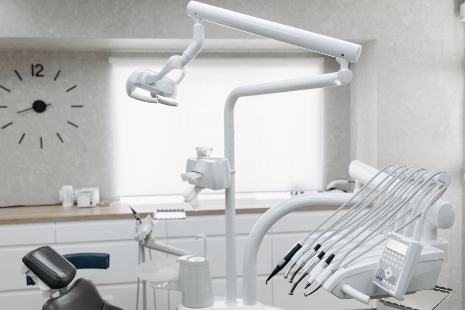 Salas de atendimento odontológico moderna e equipada, pronta para procedimentos clínicos.