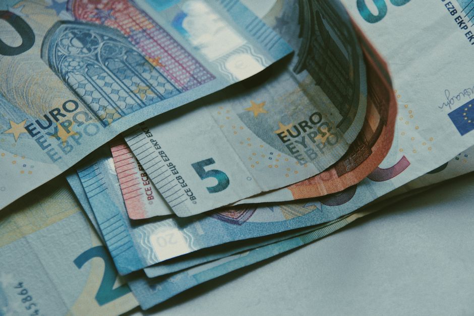 Imagem de dinheiro em euros representando temas financeiros e econômicos para um artigo de blog sobre finanças pessoais ou gestão financeira.
