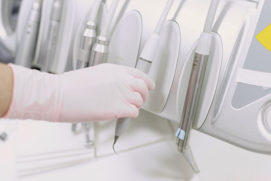 Imagem de instrumentos odontológicos utilizados para procedimentos dentários em um ambiente de clínica ou consultório de odontologia.