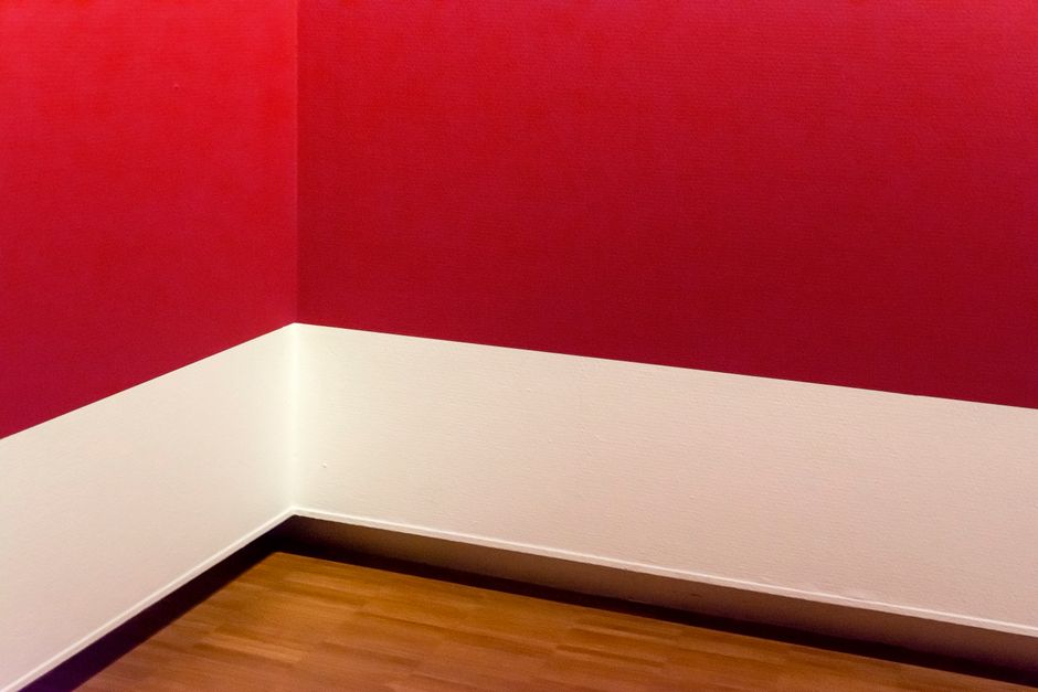 Imagem de uma parede com cores contrastantes, destacando design de interiores para ambientes corporativos ou residenciais.