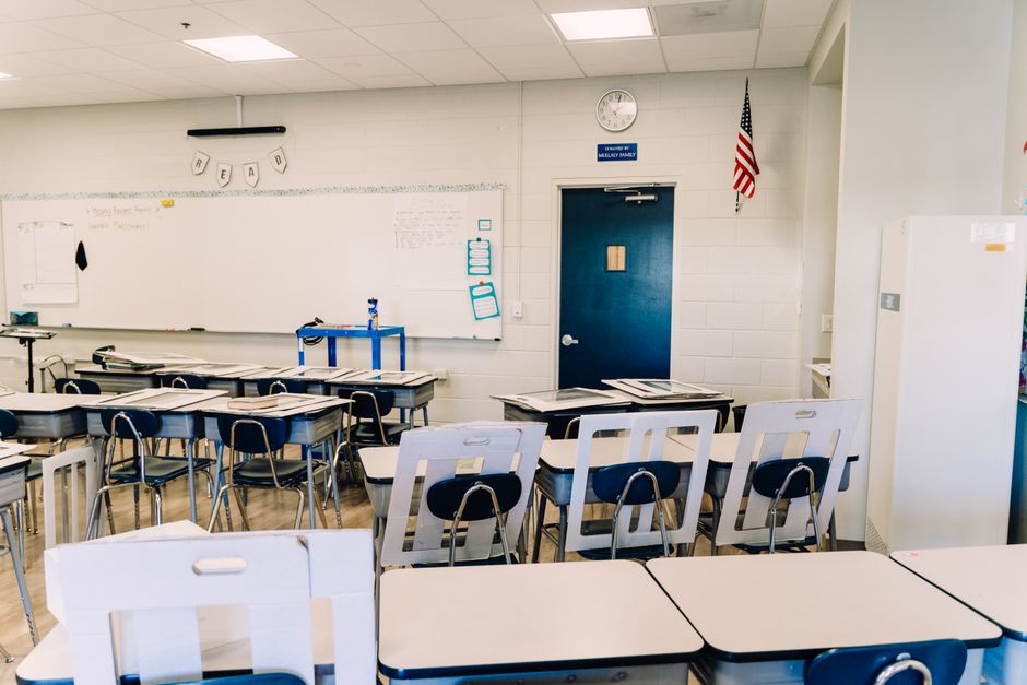 Sala de aula escolar vazia, refletindo um ambiente de ensino e aprendizagem.