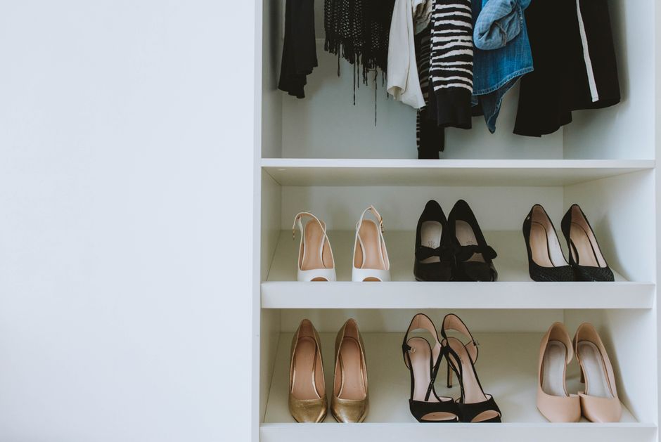 Imagem de um closet organizado com várias opções de sapatos e roupas, ideal para ilustrar moda e estilo pessoal.