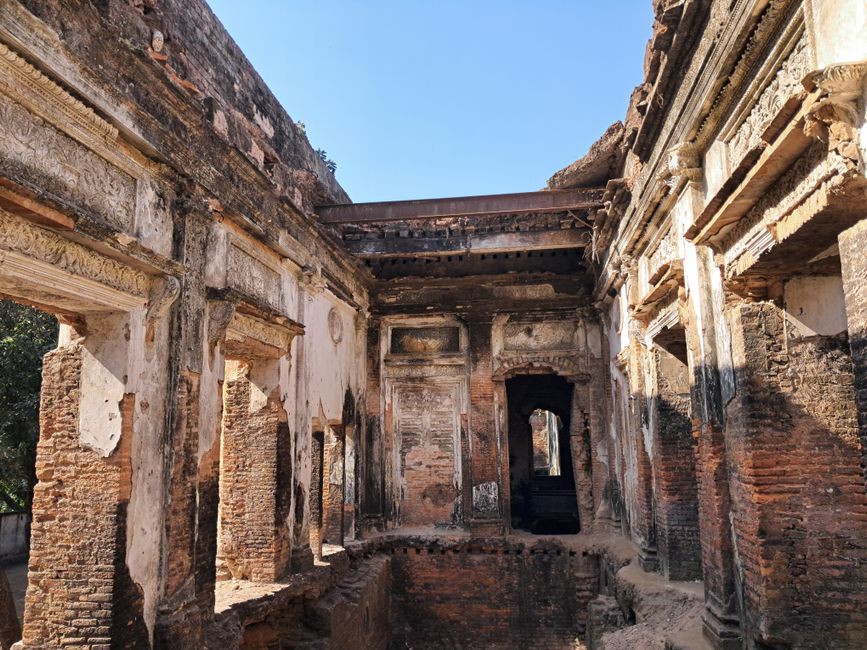 Estrutura em ruínas de um prédio antigo, destacando detalhes arquitetônicos em um cenário de decadência e história.