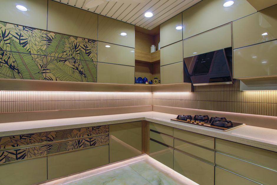 Cozinha moderna com design elegante e iluminação embutida, ideal para ambientes contemporâneos.