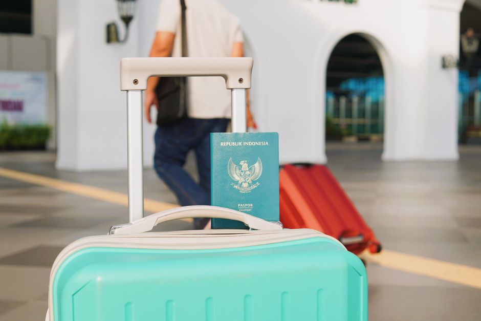 Passaporte da Indonésia colocado em uma mala no aeroporto, pronto para viagem internacional.