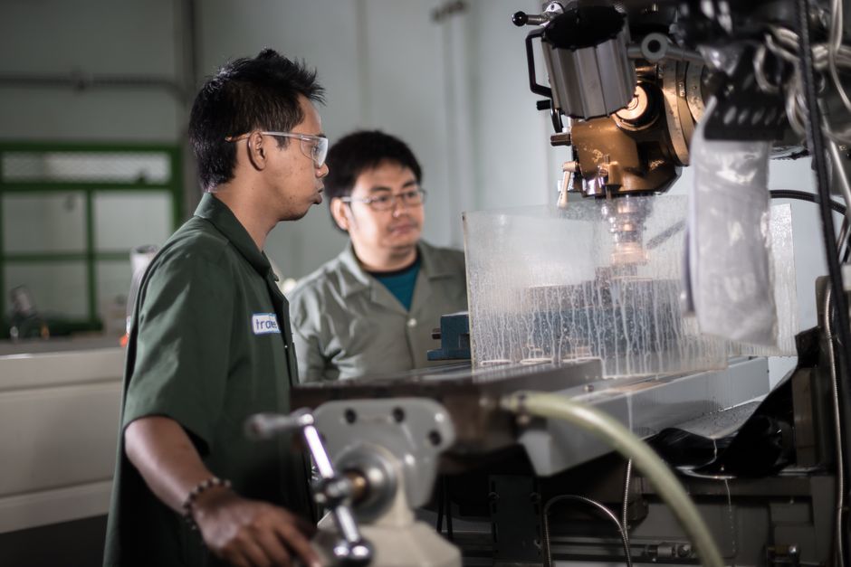 Pesquisadores analisando amostras em um laboratório de tecnologia e inovação.