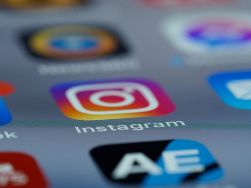Imagem de tela de smartphone exibindo o ícone do Instagram, simbolizando redes sociais e marketing digital.