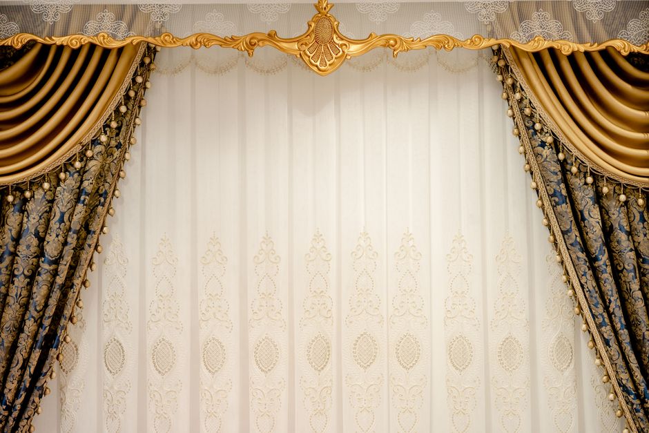 Cortina de veludo dourada com detalhes elegantes, usada como fundo para ocasiões formais ou eventos especiais.