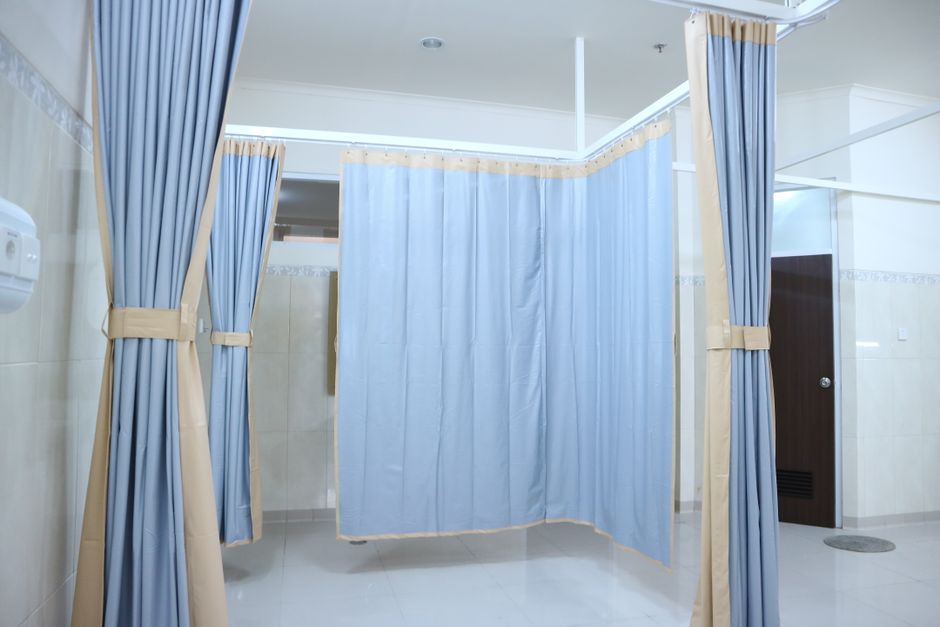 Cortinas usadas para criar um espaço privativo em um ambiente de saúde ou hospitalar