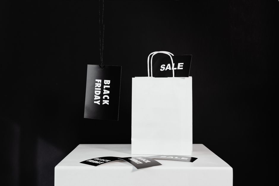 Imagem representando promoções de Black Friday e sale, ideal para artigos de marketing e estratégias de vendas no comércio eletrônico.