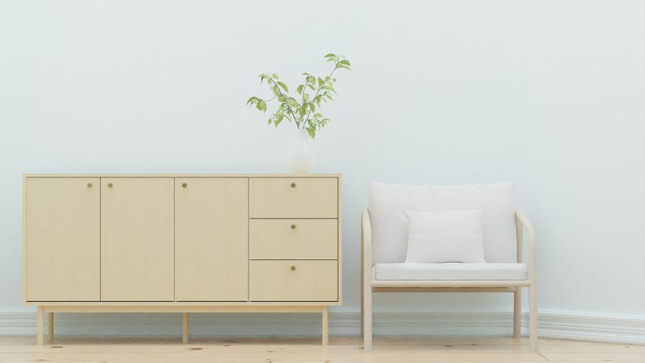Imagem de uma área de convivência com móveis minimalistas, transmitindo sensação de calma e simplicidade para um blog sobre decoração de interiores ou bem-estar.
