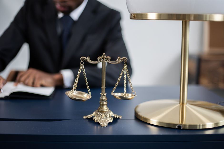 Imagem que representa conceitos de justiça e equilíbrio no contexto jurídico, ideal para artigos sobre direito e ética.