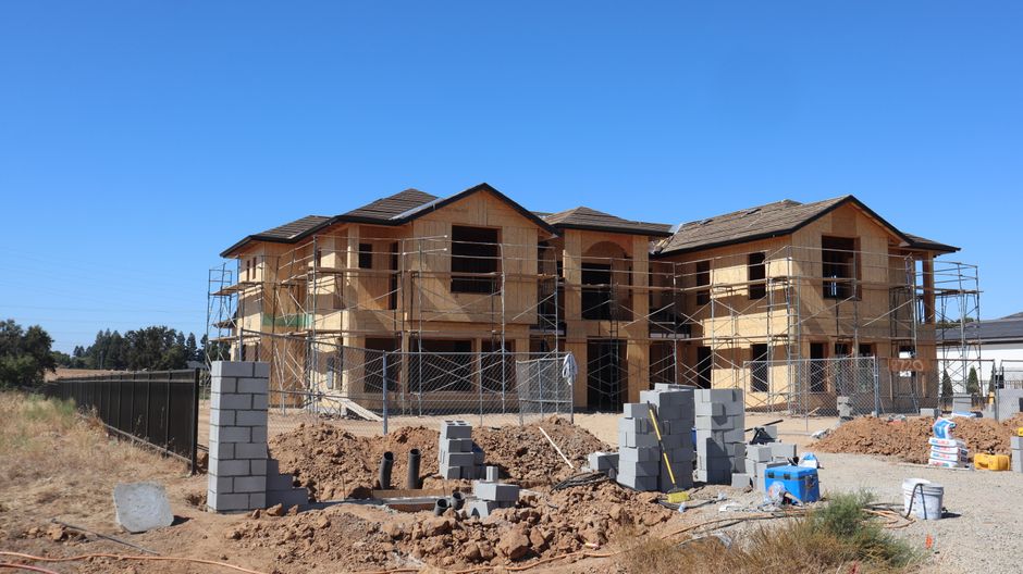 Imagem de uma construção residencial em andamento, destacando o desenvolvimento de novas moradias.