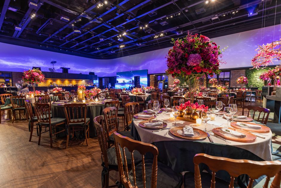 Ambiente de evento sofisticado com decoração floral e iluminação ambiente para celebrações ou festas exclusivas.