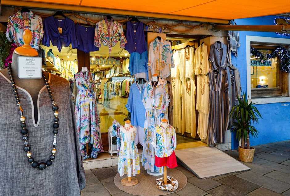 Estabelecimento de venda de roupas de verão ao ar livre em uma rua movimentada