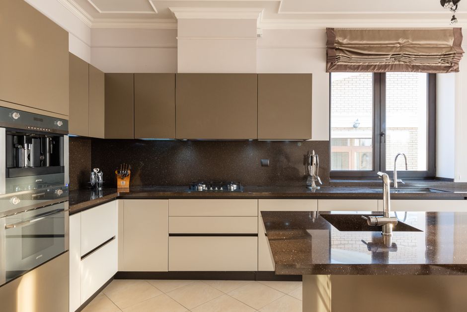 Cozinha moderna com acabamento sofisticado, foco na organização e design contemporâneo para inspirar projetos de decoração residencial.
