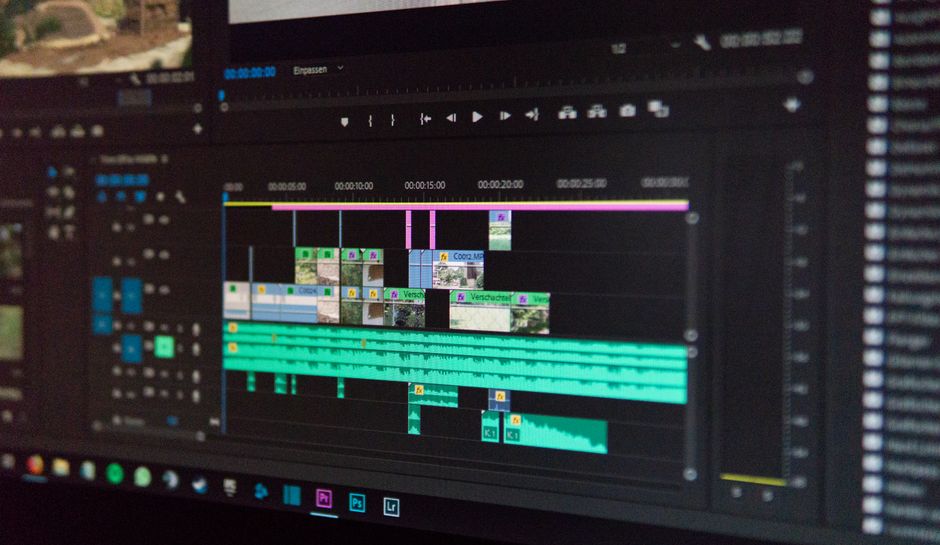 Imagem de uma tela de computador exibindo um projeto de edição de vídeo em software de edição, com várias faixas de áudio e vídeo organizadas em uma linha do tempo.