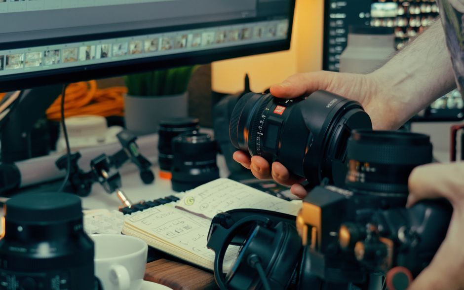 Profissional ajustando uma câmera em um ambiente de edição fotográfica ou produção de conteúdo visual.