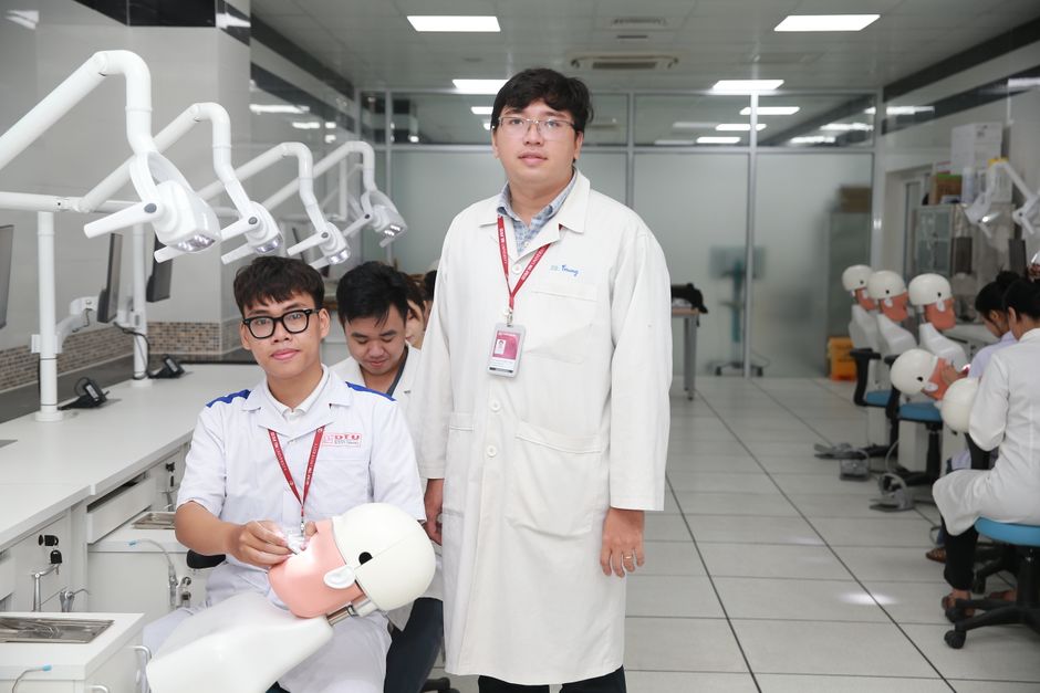 Como a tecnologia auxilia no ensino de odontologia em 2026: inovação e eficiência