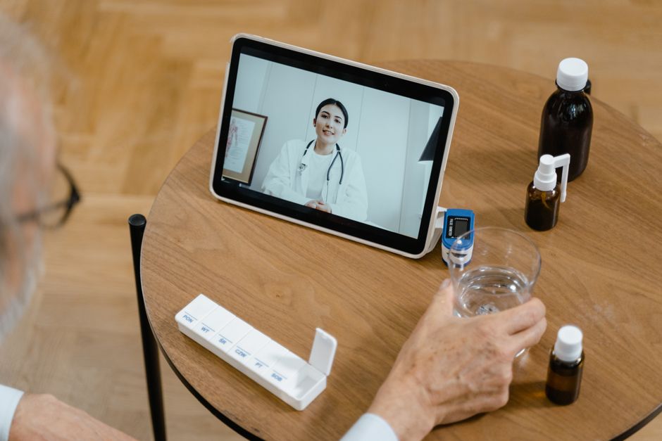 Como gravar aulas online para cursos médicos em 2026: guia completo e prático