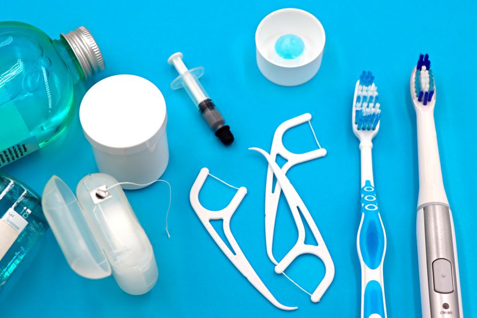 Imagem mostrando instrumentos odontológicos e materiais de higiene bucal, ressaltando aspectos relacionados à saúde bucal ou procedimentos odontológicos.