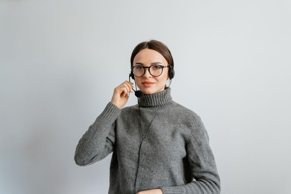 Mulher com headset de atendimento ao cliente, representando suporte e atendimento profissional.