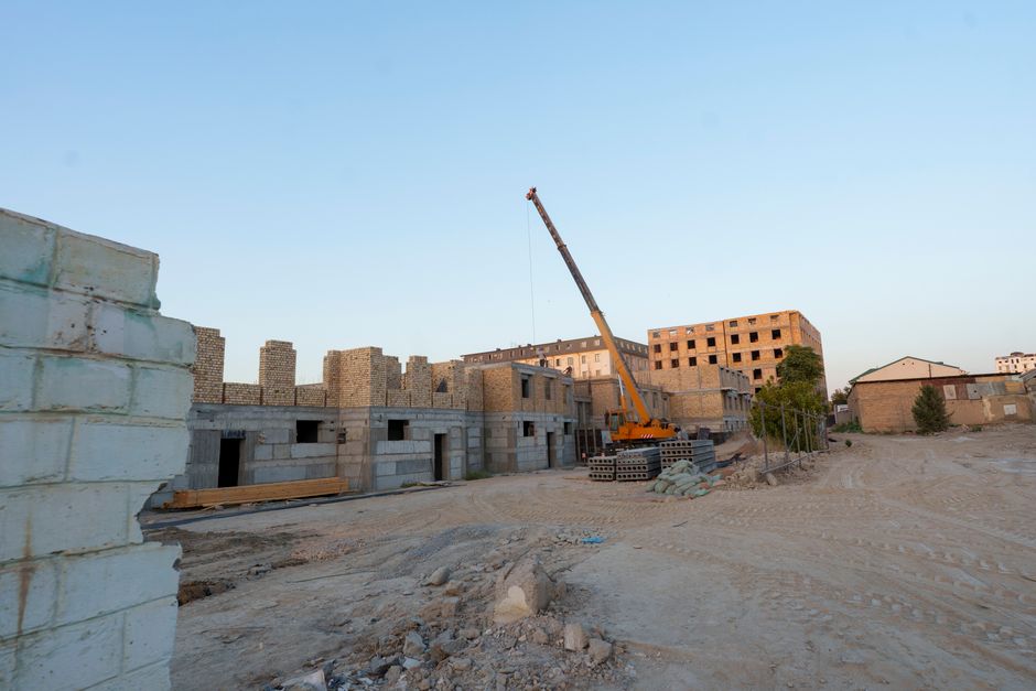 Construção de imóveis residenciais em andamento, destacando o desenvolvimento urbano e a infraestrutrura de uma área em crescimento.