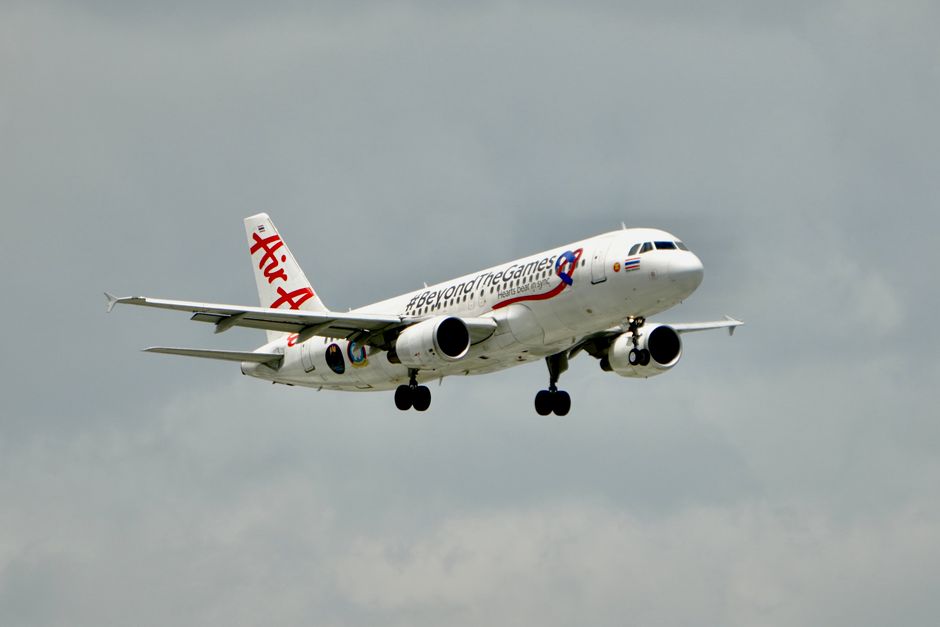 Avião de passageiros em voo de rotina, representando transporte aéreo e mobilidade internacional.