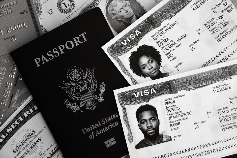 Imagem de documentos de viagem e vistos internacionais, sugerindo temas de mobilidade, imigração ou viagens ao exterior.