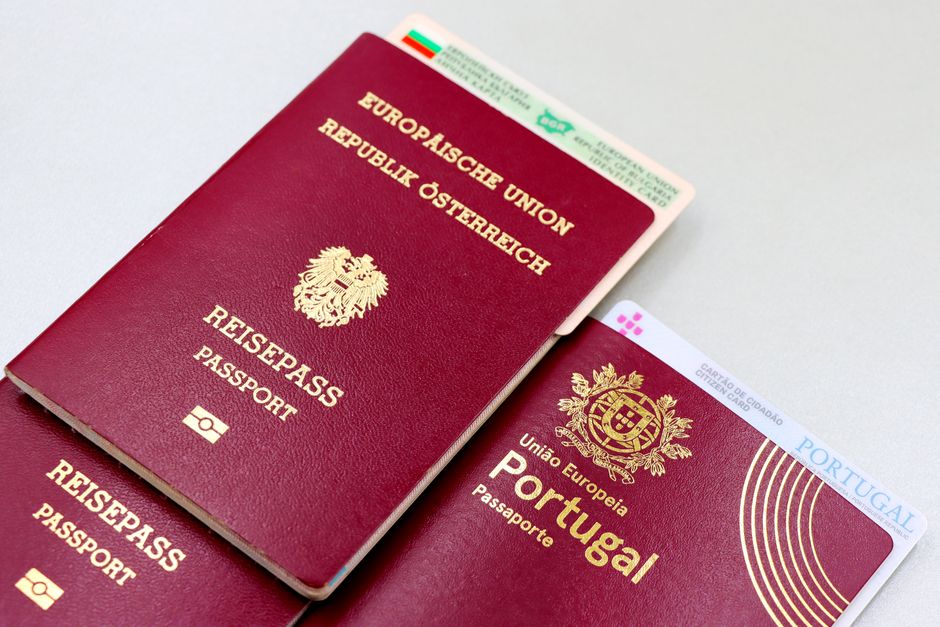 Imagem de passaportes de diferentes países, simbolizando viagens internacionais e mobilidade global.