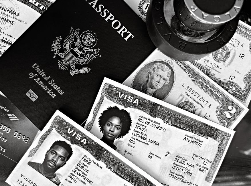 Imagem com documentos de viagem, dinheiro e objetos relacionados a finanças e imigração, sugerindo preparação para uma viagem internacional ou processo de imigração.