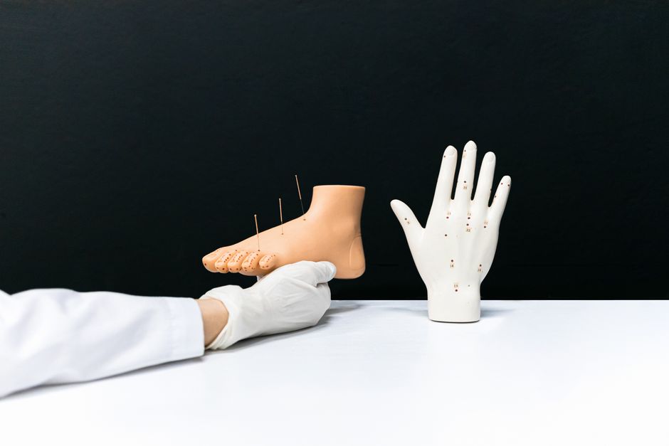 Imagem que mostra uma prótese de tornozelo com agulhas, simbolizando avanços na medicina e tecnologia ortopédica.