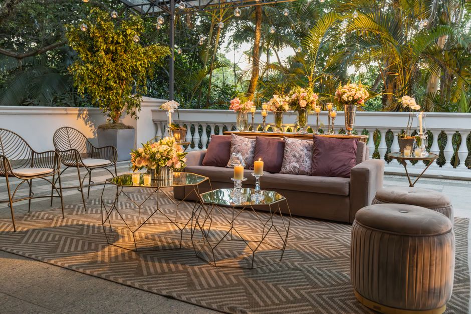 Ambiente sofisticado e aconchegante com decoração elegante, ideal para eventos sociais e encontros especiais ao ar livre.