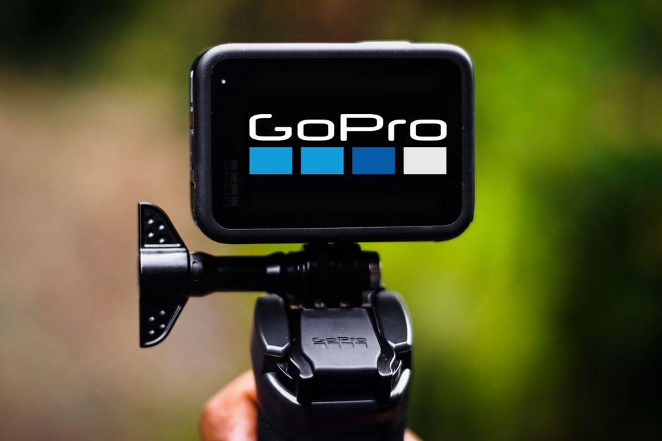 Câmera de ação GoPro em ambiente ao ar livre, ideal para capturar aventuras e atividades esportivas.