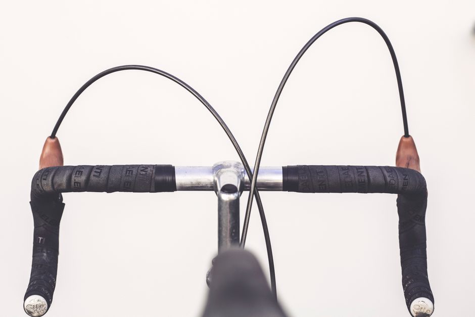 Imagem que mostra o guidão de uma bicicleta visto de cima, simbolizando equilíbrio ou sustentabilidade no contexto de mobilidade urbana.